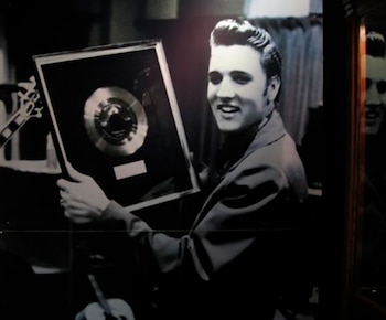 Elvis con un disco de