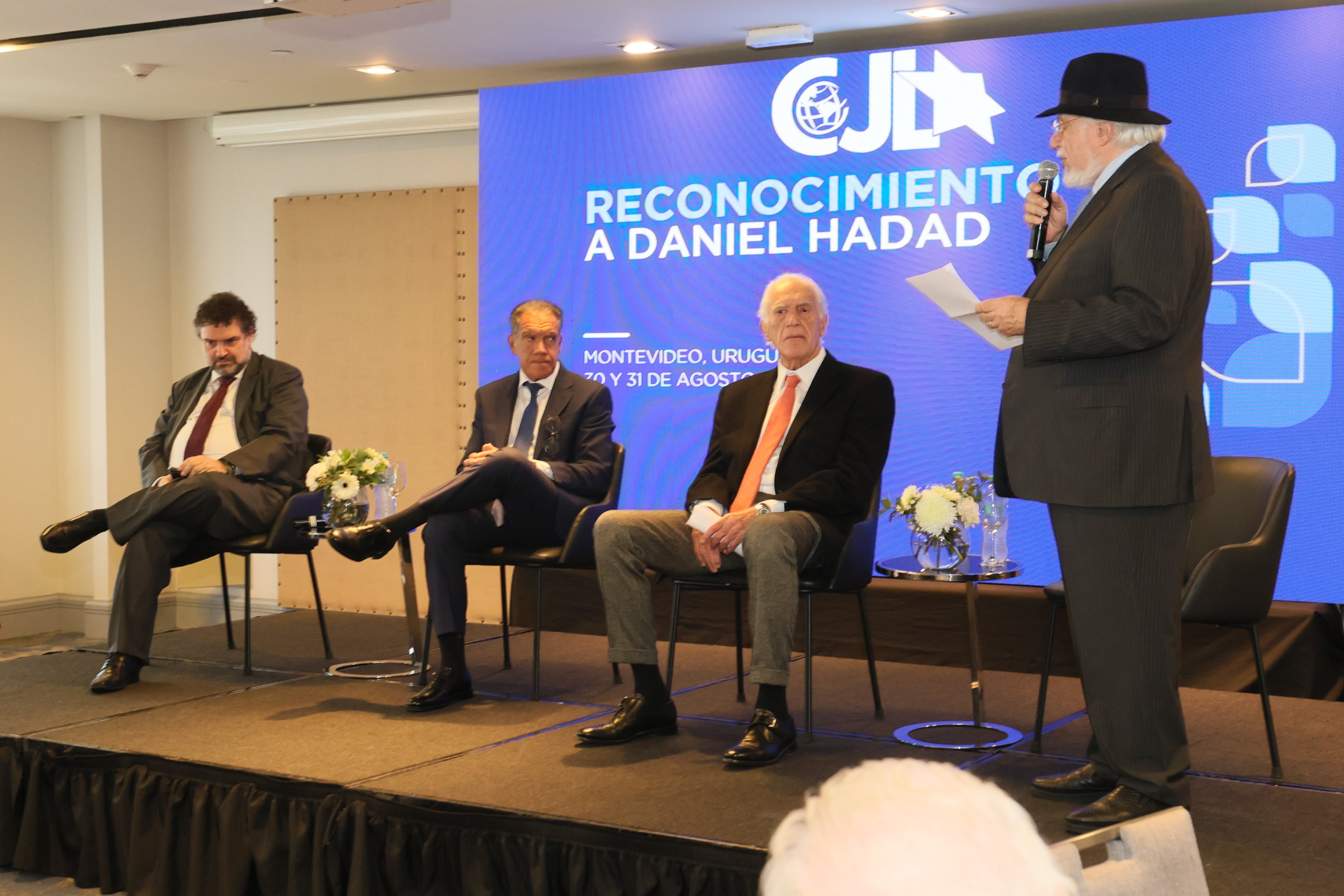 Adrián Werthein habla ante el público durante un acto del Congreso Judío Latinoamericano en Montevideo. En la imagen pueden verse a Claudio Epelman, director Ejecutivo de la institición, Daniel Hadad (centro) y Jack Terpins, presidente del Congreso Judío Latinoamericano (RSfotos/focouy)