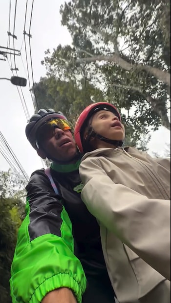 Carlota, de cinco años, manifestó a su padre que prefería los traslados en automóvil antes que en bicicleta - crédito @rigobertouran/Instagram