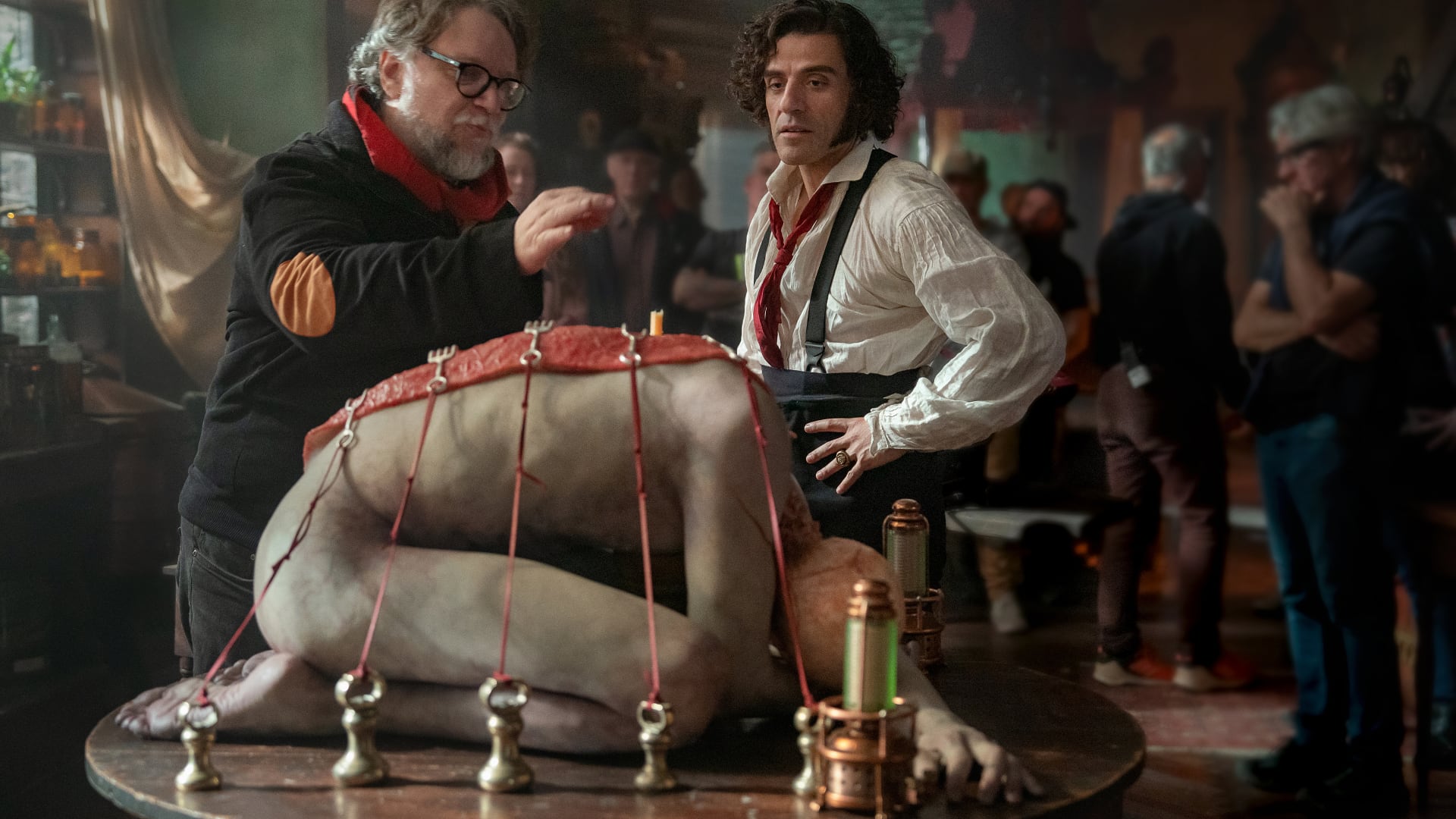 Guillermo del Toro destaca como director, guionista y productor en la nominada Frankenstein, disponible en Netflix para ver antes de la ceremonia. (Netflix)