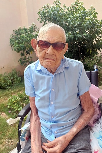 Los dos hombres más longevos del mundo cumplen años el mismo día y se enviaron un saludo especial