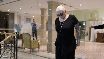 Carmen Barbieri sale del velatorio