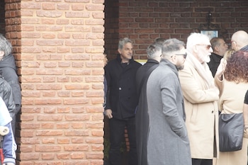 Rafael Ferro, entre los presentes en el funeral de Pais, espera el comienzo de la ceremonia religiosa