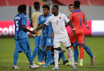 Jugadores de Honduras y Canadá