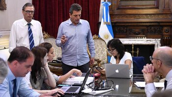 Massa y Vilma Ibarra, secretaria Legal y Técnica de la Presidencia, trabajan en una oficina de la Cámara de Diputados