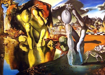 Pintura con una figura inclinada ante un estanque junto a una mano de piedra que sostiene un huevo con una flor, bajo un cielo con nubes oscuras