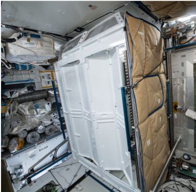 El baño de la Estación Espacial Internacional utiliza un sistema de succión y filtrado para recoger los residuos y reutilizar parte del agua durante las misiones (Nasa)