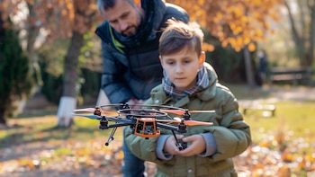 Siete errores que le pueden costar si vuela un dron cerca de aeropuertos, conciertos, parques o zonas residenciales
