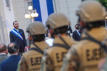 El presidente de El Salvador, Nayib Bukele, participa en una ceremonia para celebrar el bicentenario de la independencia en San Salvador, El Salvador. 15 de septiembre de 2021. Secretaria de Prensa de La Presidencia/Handout via REUTERS ATTENTION EDITORS - THIS IMAGE WAS PROVIDED BY A THIRD PARTY. NO RESALES. NO ARCHIVES
