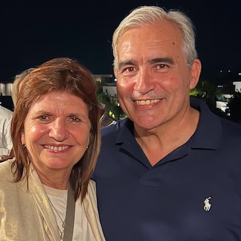 Patricia Bullrich con una chaqueta clara y Pablo Héctor Walter con una camiseta polo azul marino posan sonrientes