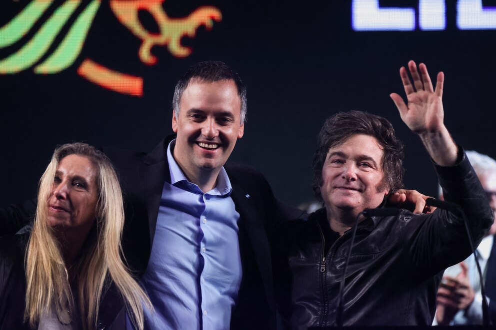 Manuel Adorni se abrazó en el escenario con el presidente Javier Milei y su hermana y Secretaria General de la Presidencia, Karina Milei. REUTERS/Tomas Cuesta