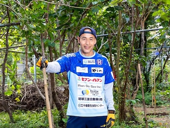 Naohiro Takahara entre las plantaciones