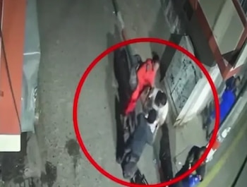 Jeisson Polanía recibió seis puñaladas y fue sometido a cirugías tras heridas graves en el antebrazo y los dedos - crédito captura de video Noticias RCN