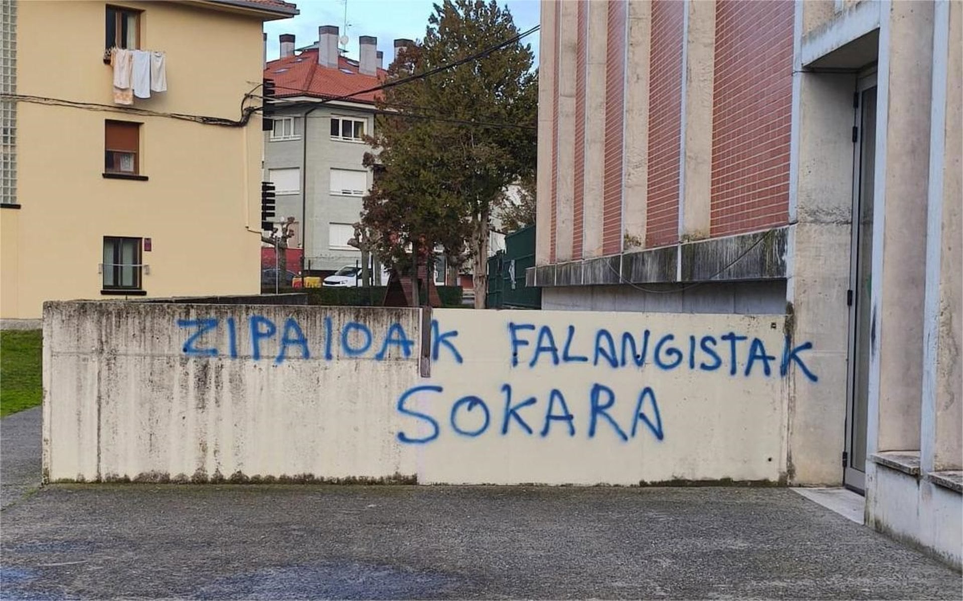 Realizan pintadas amenazantes en Araia (Álava) contra la Ertzaintza calificándola de «falangista»