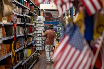 Un comprador mira semillas de