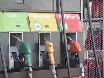 Los consumidores hondureños se beneficiarán con una nueva reducción en los precios de los carburantes. (FOTO: El Heraldo)