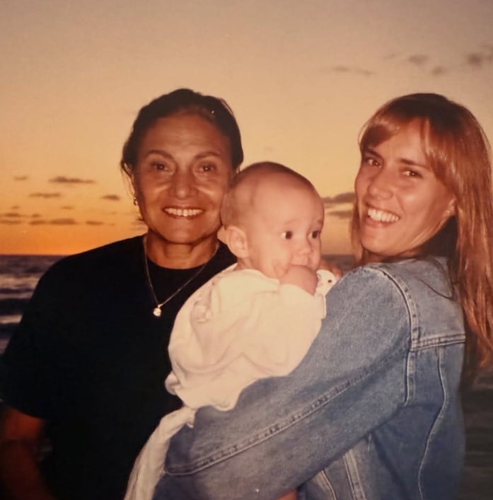 Junto a su madre Berta, esposa del reconocido Tato Bores, y su niña en brazos, la escritora eligió esta foto para su álbum íntimo