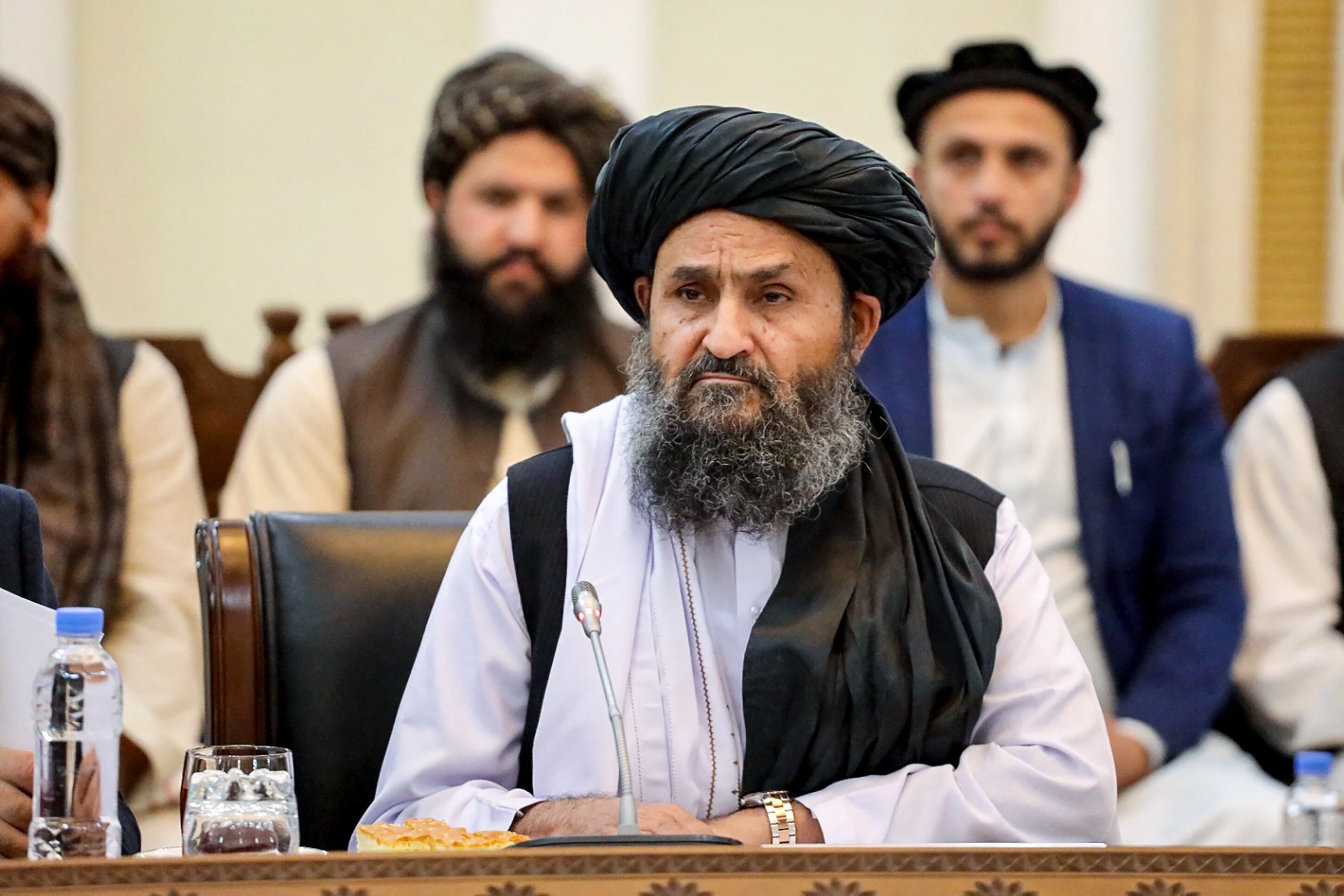 El líder talibán Abdul Ghani Baradar durante un encuentro con el jefe del consejo de seguridad ruso Sergei Shoigu en Kabul (AFP)