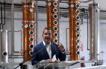 El gobernador de Puerto Rico, Pedro Pierluisi, habla hoy durante la inauguración de las instalaciones de la refinería Casa Bravada en Toa Baja, Puerto Rico. EFE/Jorge Muñiz