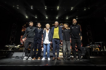 David Lebón, Pedro Aznar y los músicos que acompañaron este regreso de Serú Girán: Federico Arreysegor en teclados y voces, Fernando Cosenza en guitarras, Matías Sabagh en batería y Fermín Ferraris en teclados (Crédito: Rodrigo Alonso)