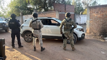 Aseguran vehículo, armamento y chalecos del Cártel de Santa Rosa de Lima en Guanajuato