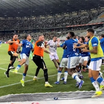 El árbitro del encuentro facilitó