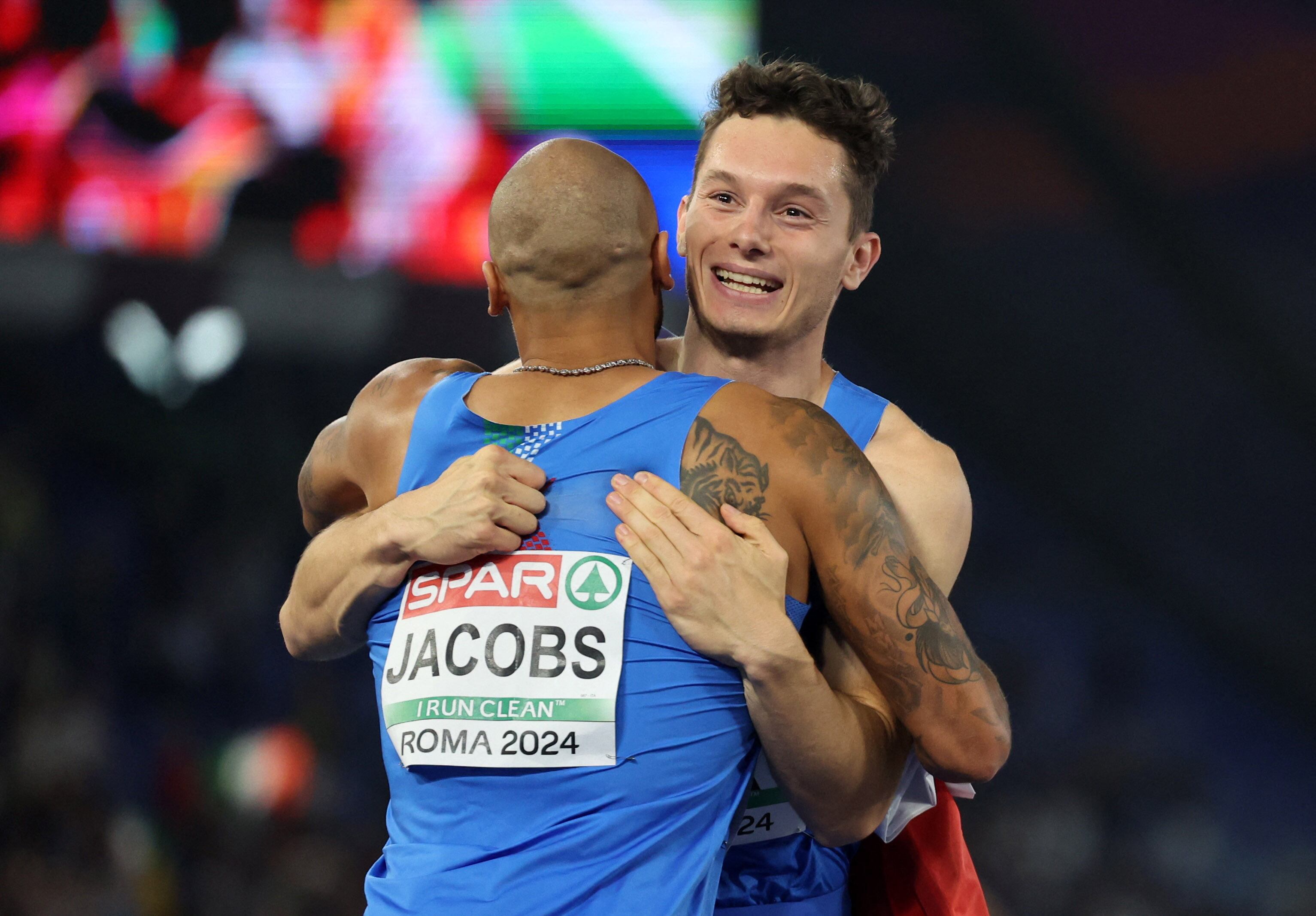 Filippo Tortu festeja con Marcell Jacobs, en la prueba de relevos 4x100. Su hermano Giacomo investigó a su compañero por presunto doping y así favorecerlo en el equipo (REUTERS/Manon Cruz)