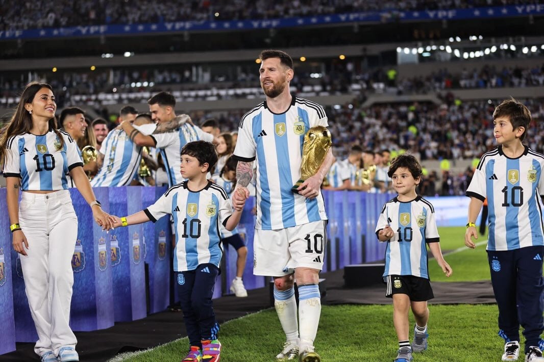 Otra de las imágenes que eligió Antonela para la despedida de Messi de la Selección (@antonelaroccuzzo)