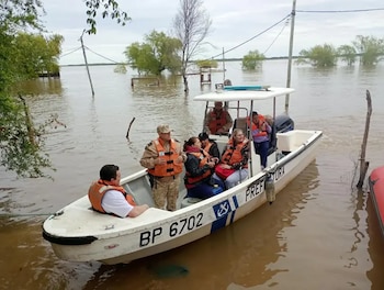 El operativo articulado entre organismos nacionales, provinciales y ONGs busca atender la emergencia que afecta tanto a personas como a animales de la región