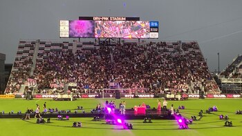 Comienza a llenarse el estadio