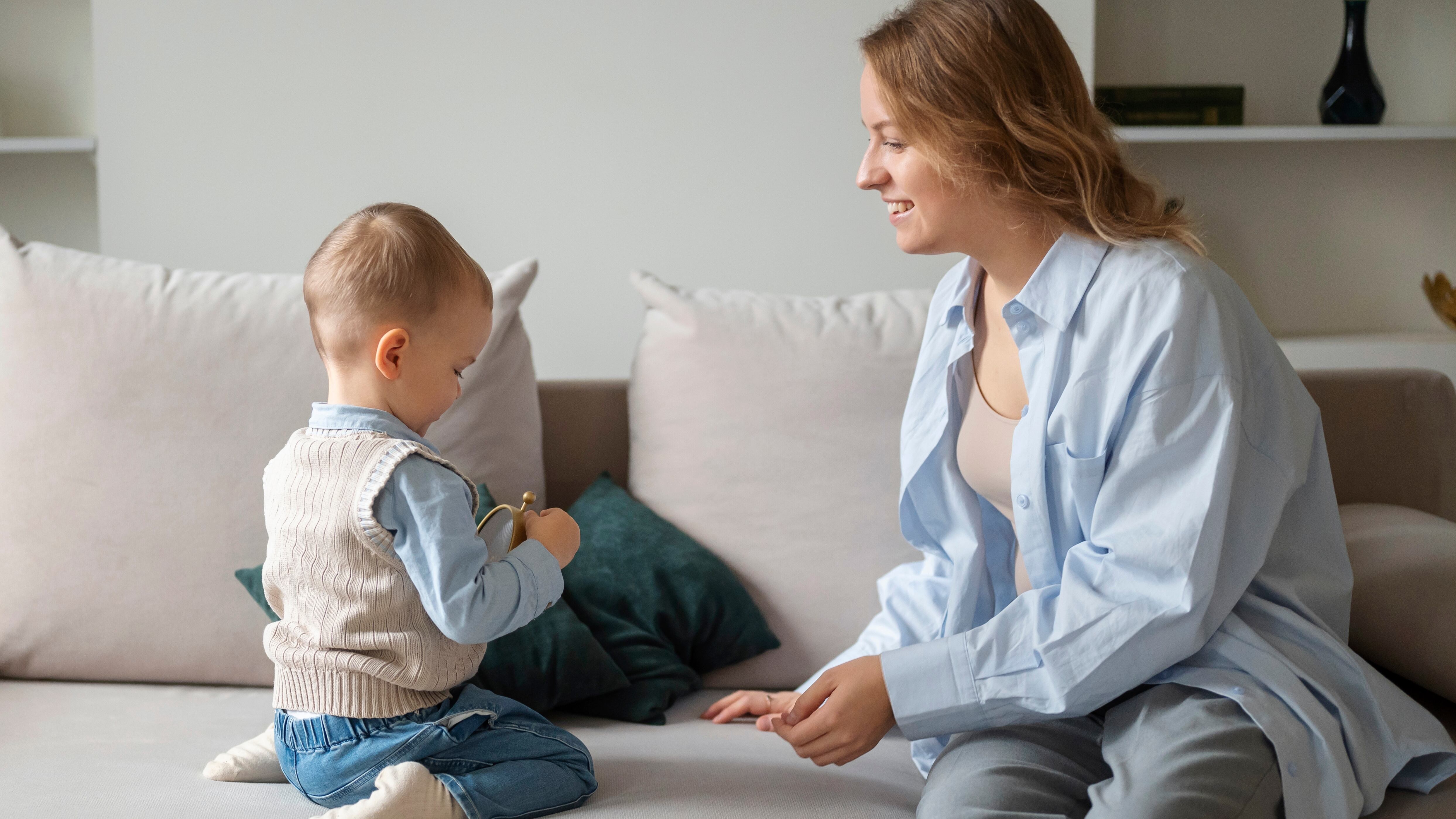 Una madre hablando con su hijo pequeño (Freepik)