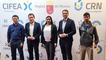 Dos alumnos indígenas de Paraguay