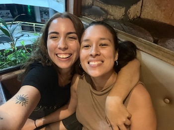 Fabiana Justiniano y Scarlett Rocha, las dos mujeres que marcaron un hito al ser el primer matrimonio del mismo sexo en Bolivia.
