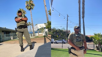 Amin Abdullah, un hombre con gafas y gorra, de pie y mirando al frente, vestido con un uniforme de guardia de seguridad y un chaleco táctico