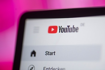 Youtube va cambiando el estilo del inicio de su plataforma para incrementar su número de vistas. FOTO: Fabian Sommer/Dpa