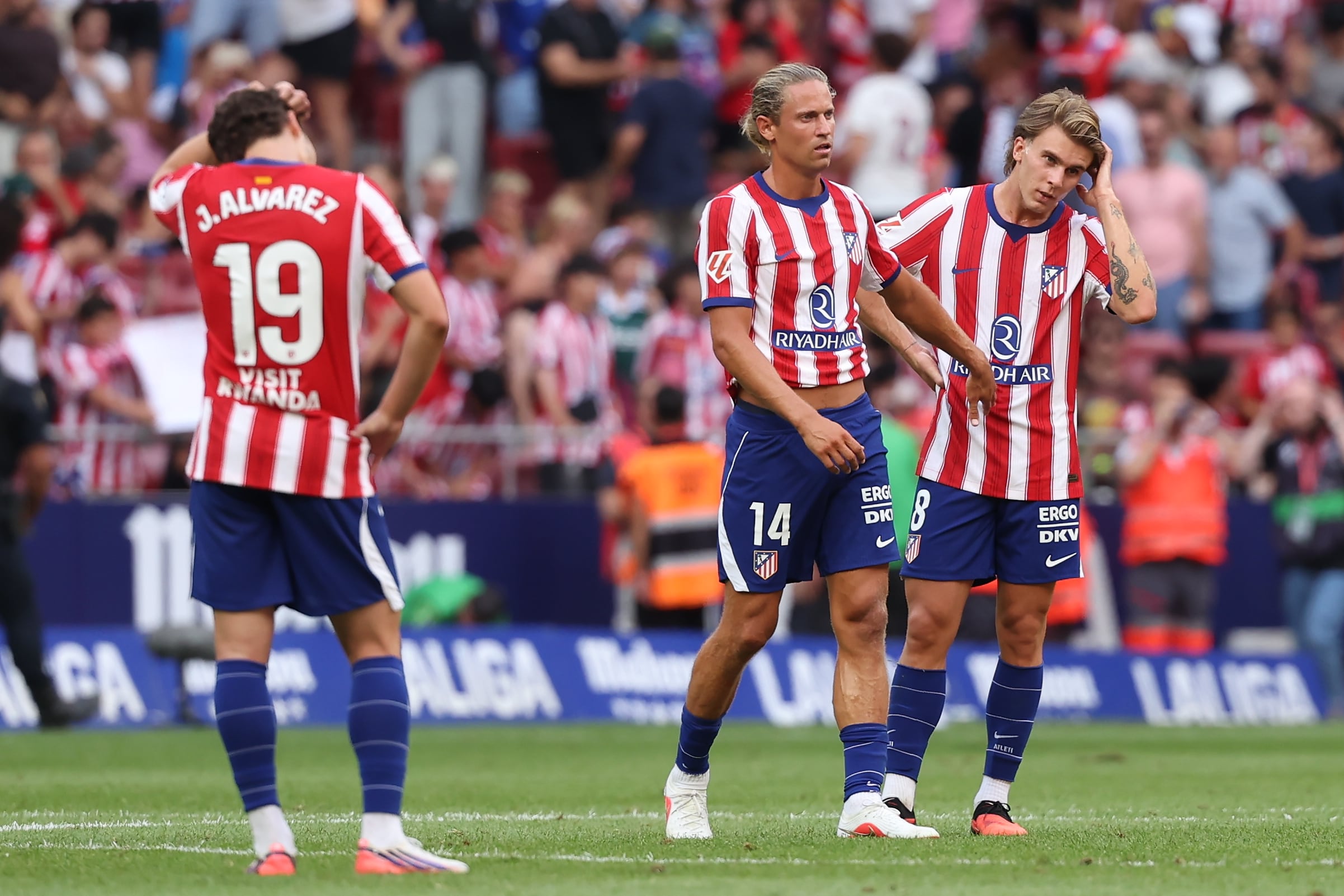Julián Álvarez tras el pitido final contra el Villarreal. (EFE/Kiko Huesca)