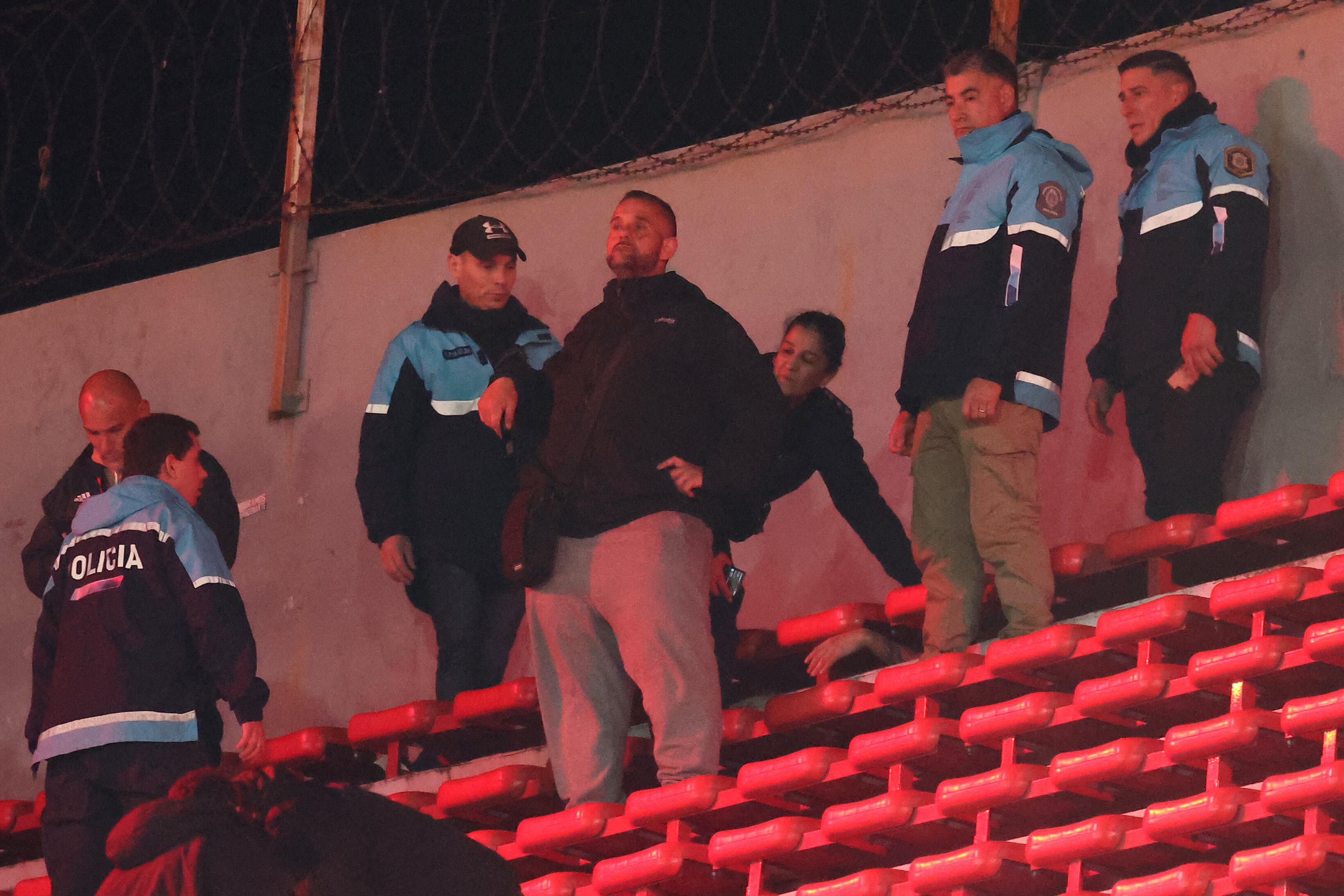 Los agentes policiales que aparecieron en la tribuna visitante después de todo el caos y con la violencia ya terminada (Foto: Alejandro PAGNI / AFP)