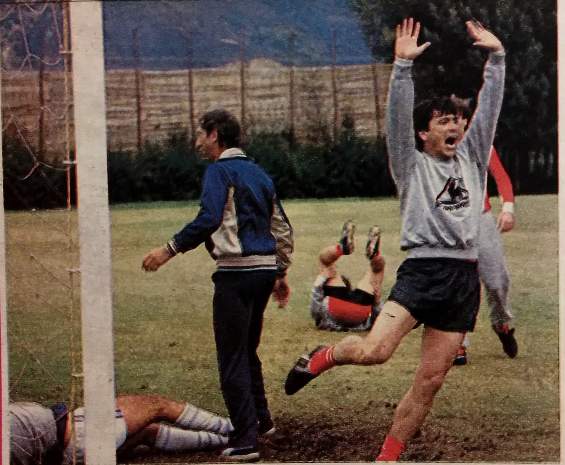 Daniel Passarella festeja un gol en una práctica del mes de mayo con Carlos Bilardo detrás
