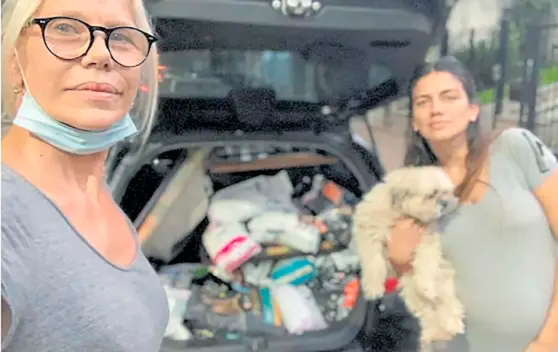 Chloe Bello y Nora Portea, de quien dice haber aprehendido “el amor y el respeto por los animales”