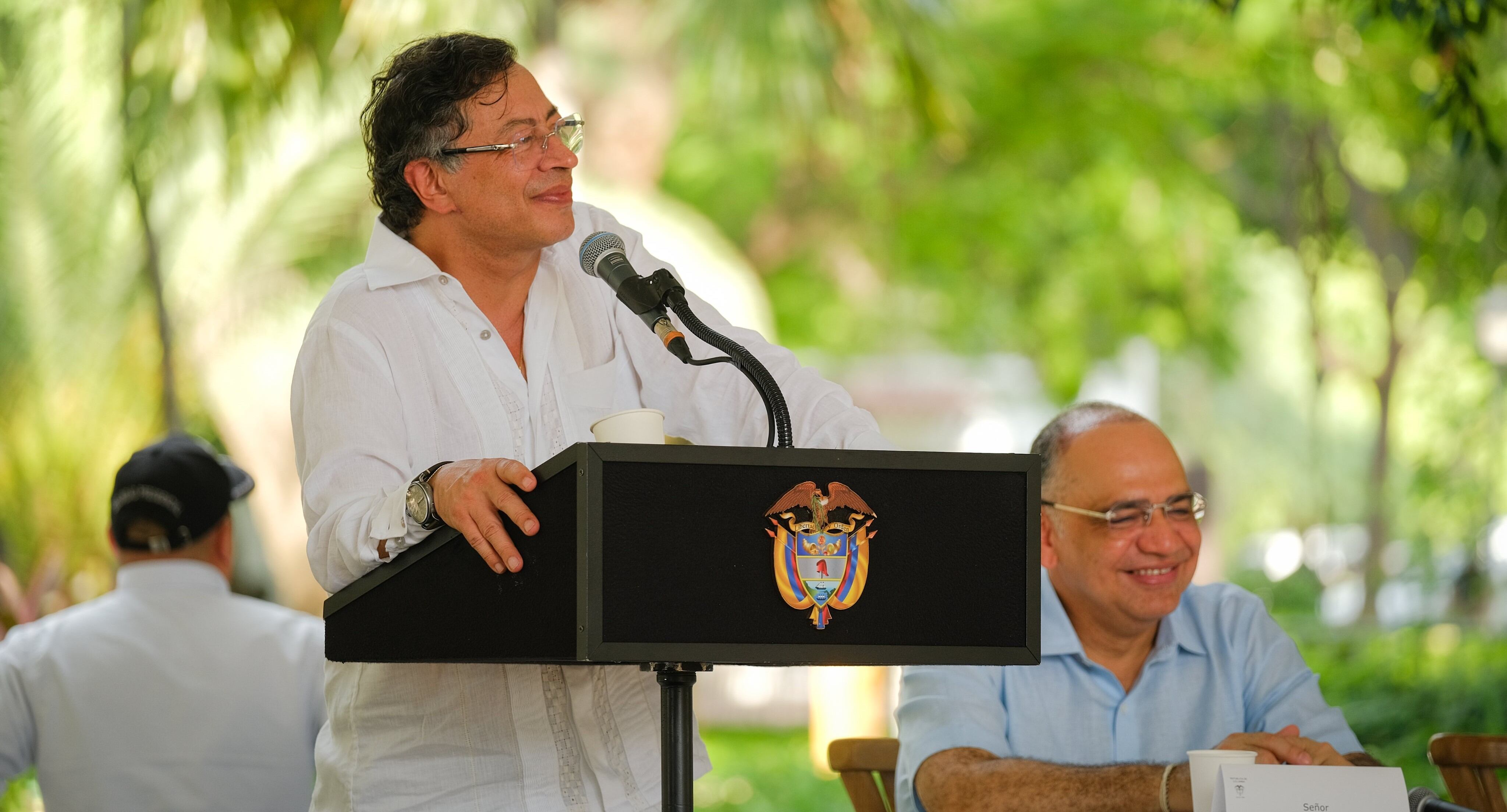 El funcionario califica a Petro como