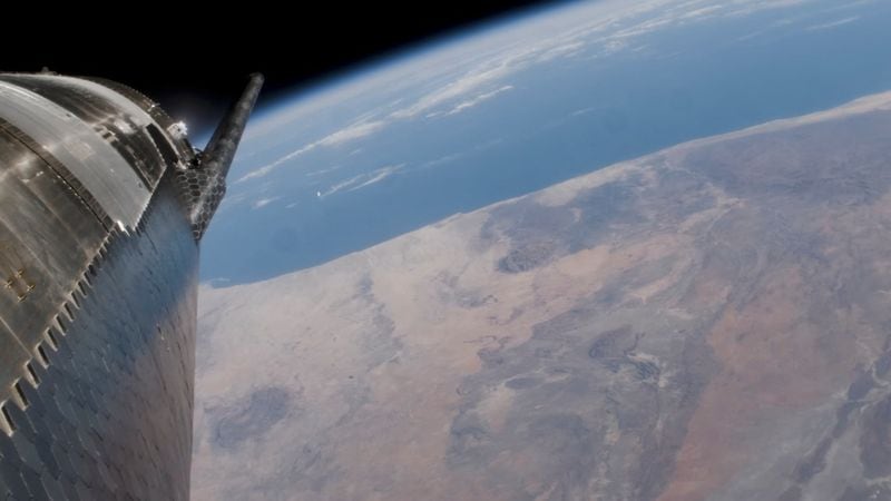 La nave espacial SpaceX Starship pasa por encima de la Tierra durante su cuarto vuelo de prueba desde la plataforma de lanzamiento de la compañía en Boca Chica, cerca de Brownsville, Texas, Estados Unidos. (SpaceX/Handout via REUTERS)