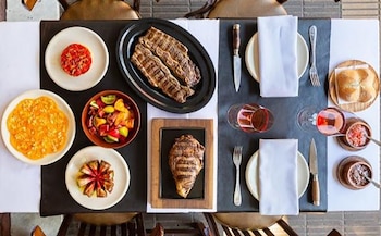 1) Don Julio, Buenos Aires, Argentina. Casi todo lo que se puede encontrar en el menú del lugar proviene de la propia granja del restaurante, ubicada en las afueras de la provincia de Buenos Aires.