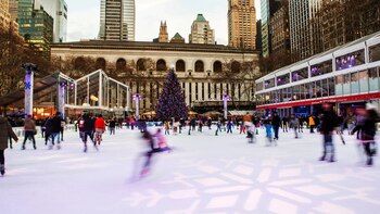 Patinadores disfrutan de la pista