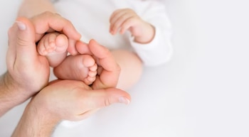 Bebé Arcoíris se convierte en