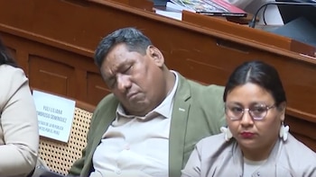 Hugo Ccahuana, senador de Juntos por el Perú, se queda profundamente dormido en debate de crédito millonario