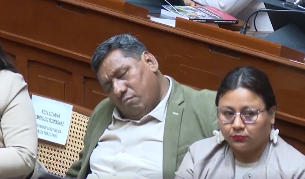 Hugo Ccahuana, senador de Juntos por el Perú, se queda profundamente dormido en debate de crédito millonario