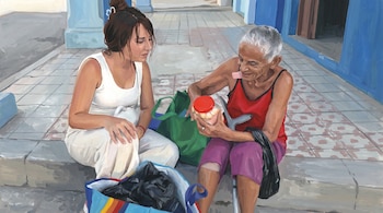 Pintura de una mujer joven vestida de blanco y una mujer mayor con muletas sentadas en una acera con bolsas y un frasco.