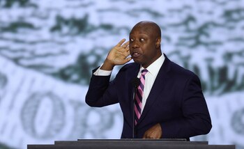 Tim Scott habla durante la