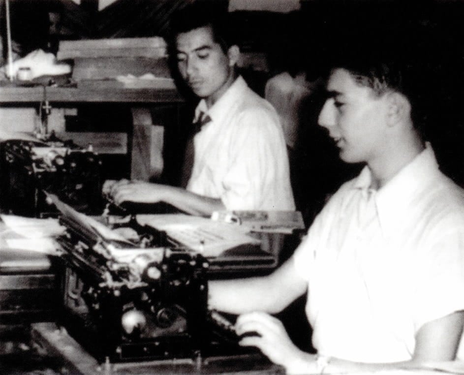 Un joven Mario Vargas Llosa teclea en una máquina de escribir, probablemente durante sus primeros años como periodista en La Crónica o La Industria, forjando las bases de su vocación literaria. (Foto: Minedu / Casa de la Literatura Peruana)