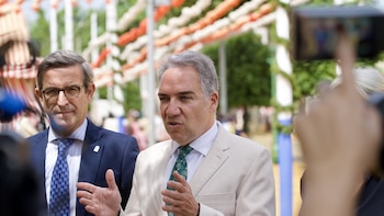 Bendodo apoya la "prioridad nacional basada en el arraigo" y afea a Vox su "cambio de criterio" sobre eso en el Congreso